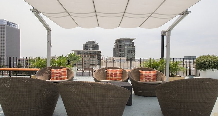 Renaissance-Tower-Pool-Deck-06