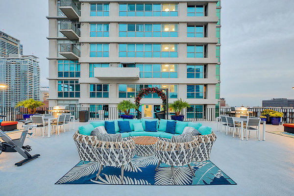 RenaissanceTower Pool-05