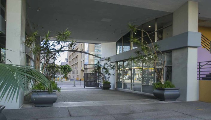 Renaissance-Tower-Exterior-Plaza-009