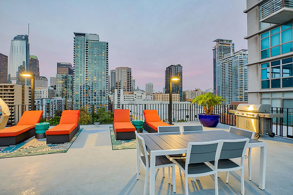 RenaissanceTower Pool-09