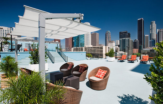 RenaissanceTower Pool-03-e1694121262593