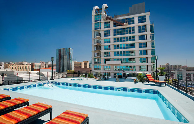 RenaissanceTower Pool-02-e1694121253837