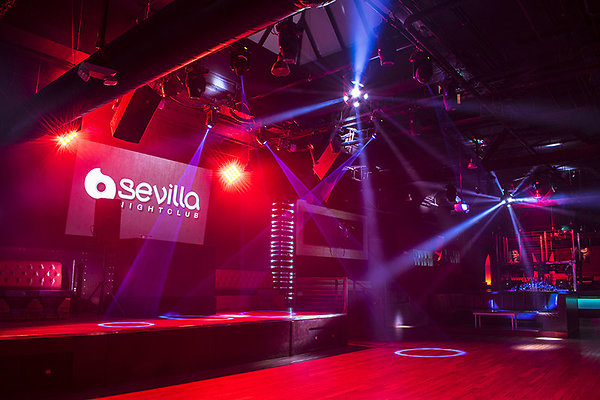 Dotz-Matrix-4x4-COB-LED-pixel-fixtures-flank-the-stage