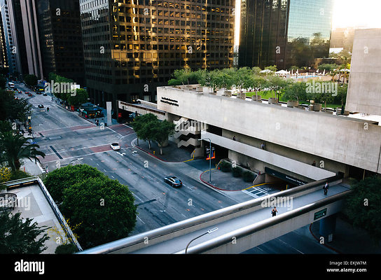 view-of-a-pedestrian-bridge-over-flower-street-in-downtown-los-angeles-EKJW7M