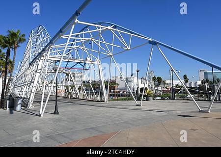 long-beach-california-6-dec-2023-the-pike-outlets-seen-from-the-pedestrian-bridge-over-shoreline-drive-that-mimics-the-old-cyclone-rollercoaster-2tc4hdy