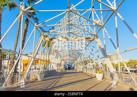 long-beach-california-january-15-2025-wide-walkway-at-pike-outlets-in-long-beach-showcasing-modern-design-and-palm-trees-along-with-retail-estab-2s8nftk