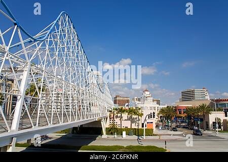bridge-to-the-pike-mall-long-beach-los-angeles-california-usa-2c6fknr