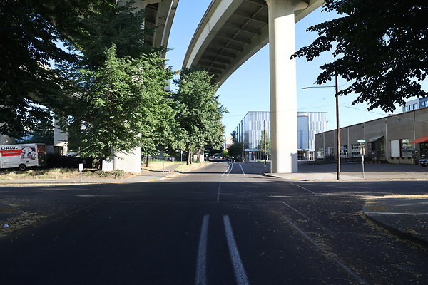 08 NW Quimby St Underpass