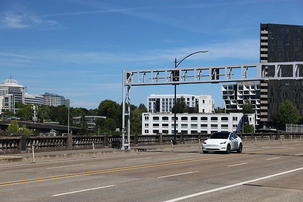 W Burnside Bridge 082