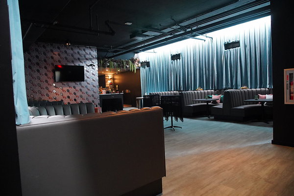 06 Looking Glass Lounge